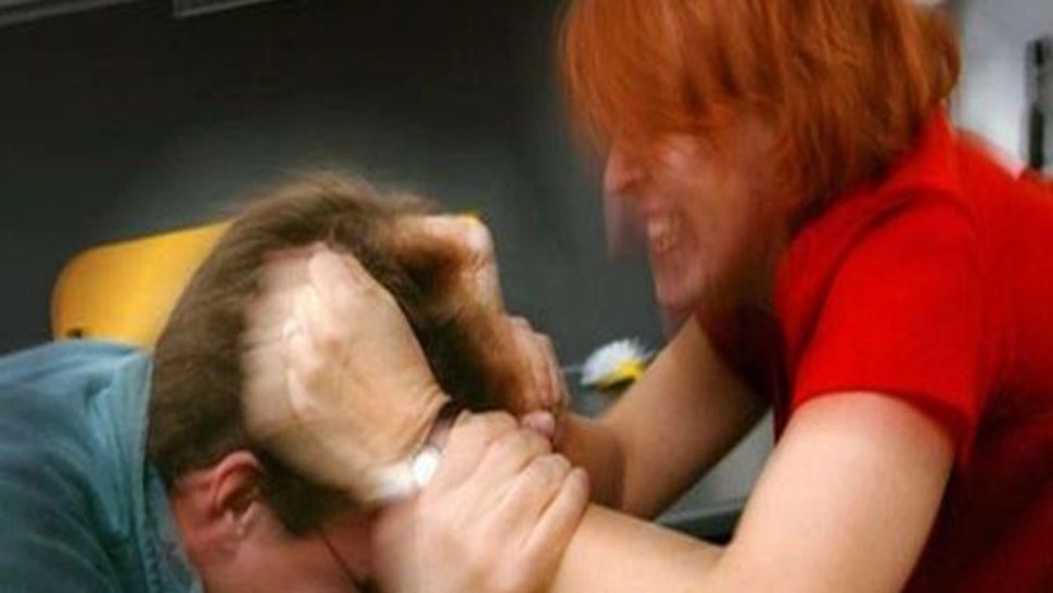 Bărbat bătut și tâlhărit de femeia pe care a primit-o în vizită! Situație incredibilă la Brașov