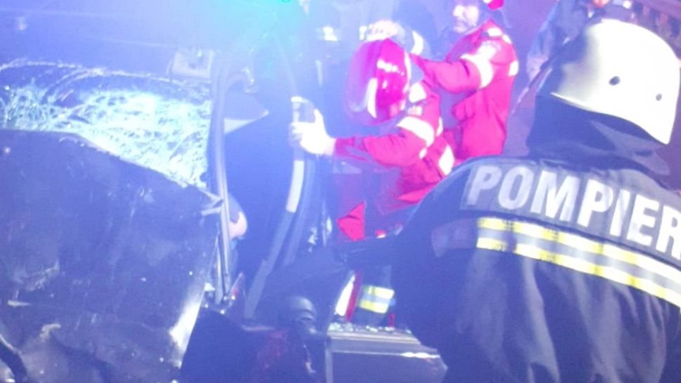 Accident teribil pe Valea Oltului, între o mașină și o dubă. Un bărbat a murit pe loc, iar un tânăr este în stare gravă - FOTO