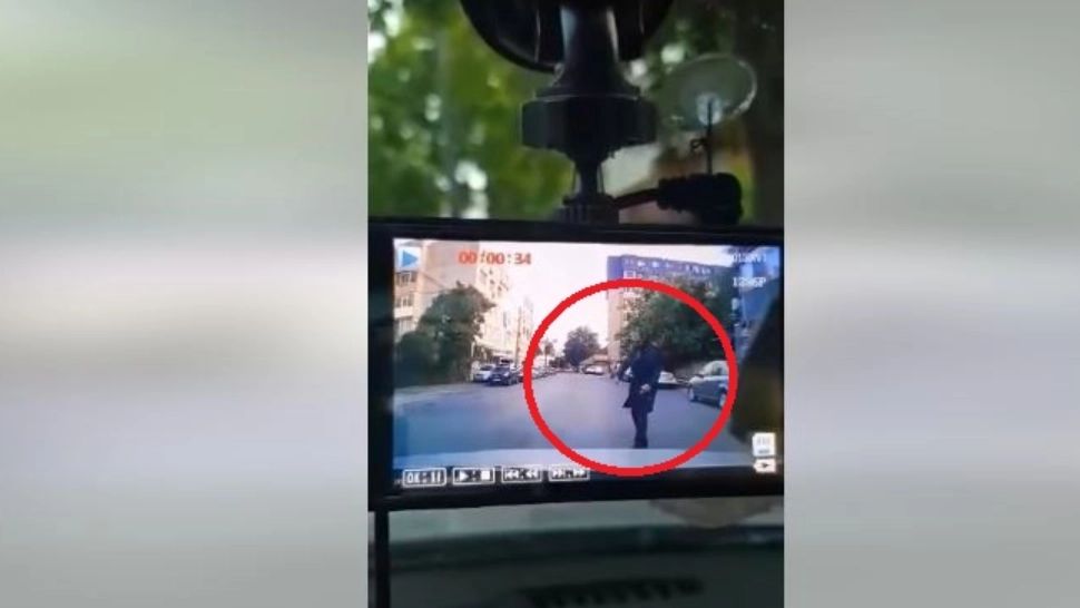 VIDEO |  ALERTĂ în Capitală! Un pieton se aruncă intenţionat în fața mașinilor, în apropierea trecerilor de pietoni. Momentul, surprins de o cameră de bord
