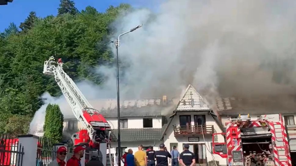 Incendiu de proporții în Neamț: un motel a luat foc! Intervenție de amploare a pompierilor - Pericol de extindere