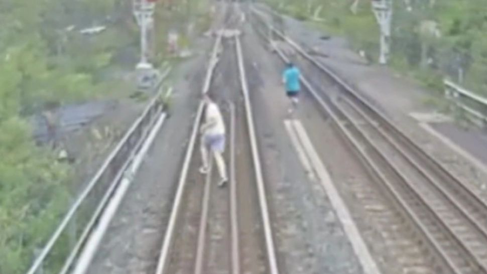 La un pas de tragedie. Copii filmați în timp ce aleargă în fața unui tren care se apropie cu viteză - VIDEO