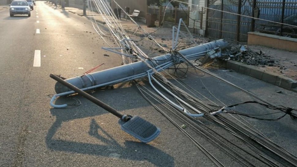 Dezastru pe o stradă din Târgu-Neamț. Un șofer beat a lăsat localnicii fără curent, după ce a pus la pământ doi stâlpi de electricitate - FOTO