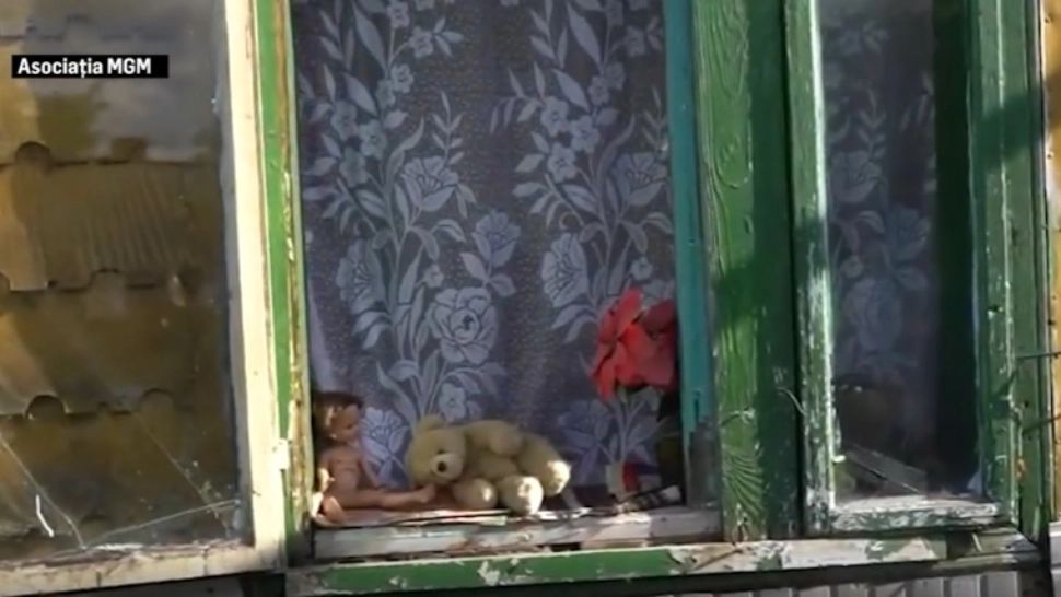 Două surori și mama lor trăiesc de pe o zi pe alta. Fetițele au fost părăsite de tată