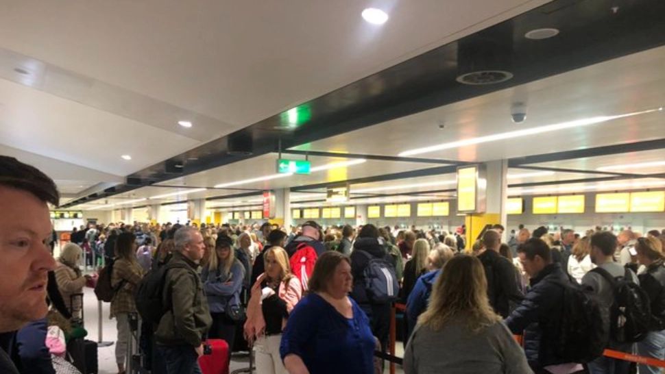 HAOS pe un aeroport din Marea Britanie! ZECI de români au fost debarcați - VIDEO