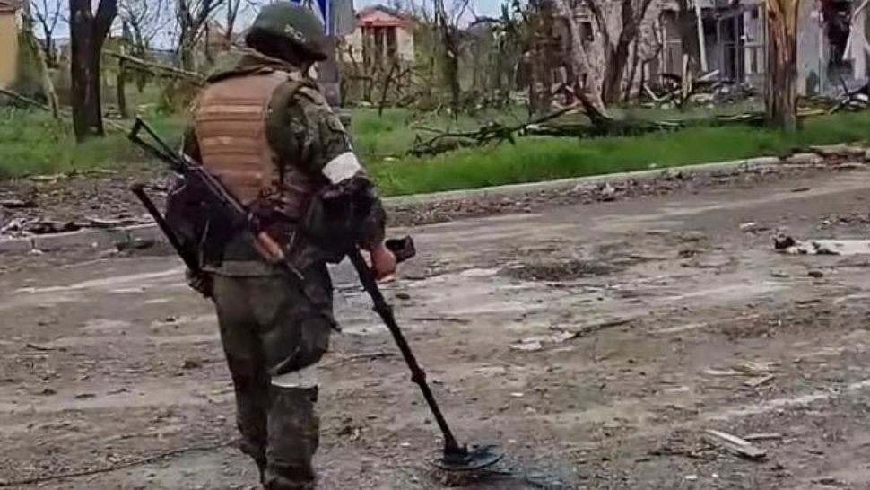 Rușii mor în explozii la Azovstal, simbolul rezistenței Ucrainei: Soldați uciși la deminarea zonei din Mariupol - VIDEO