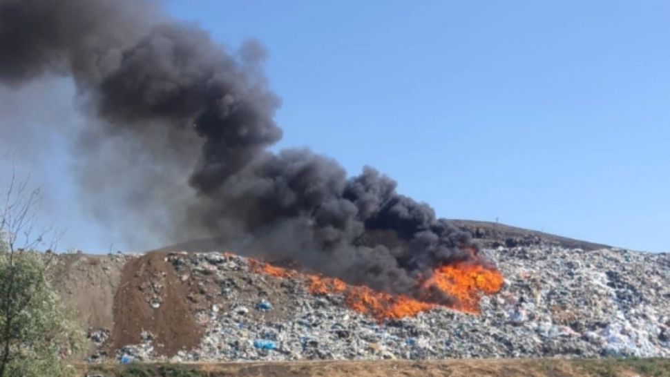 Groapa de gunoi de la ARAD a luat foc. Fumul vizibil de la mare distanță - FOTO/VIDEO