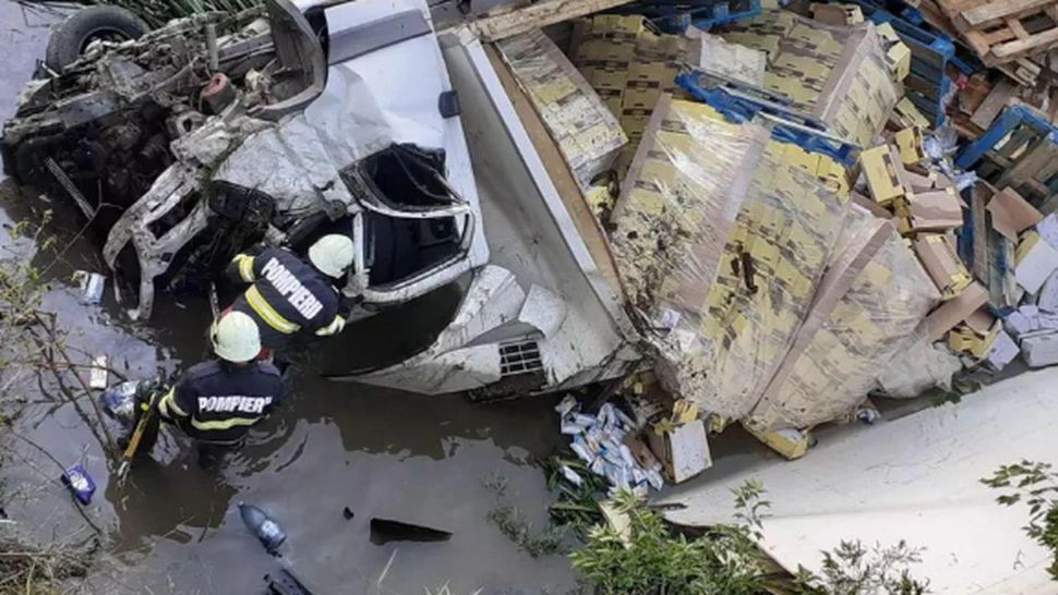 Un TIR a ajuns în albia unui râu, în Vaslui. Șoferul și un pasager au fost răniți