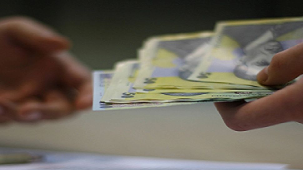 Elevii și liceenii care au deja 16 ani pot cere ajutor de șomaj pentru 6 luni - ACTELE necesare și BANII primiți