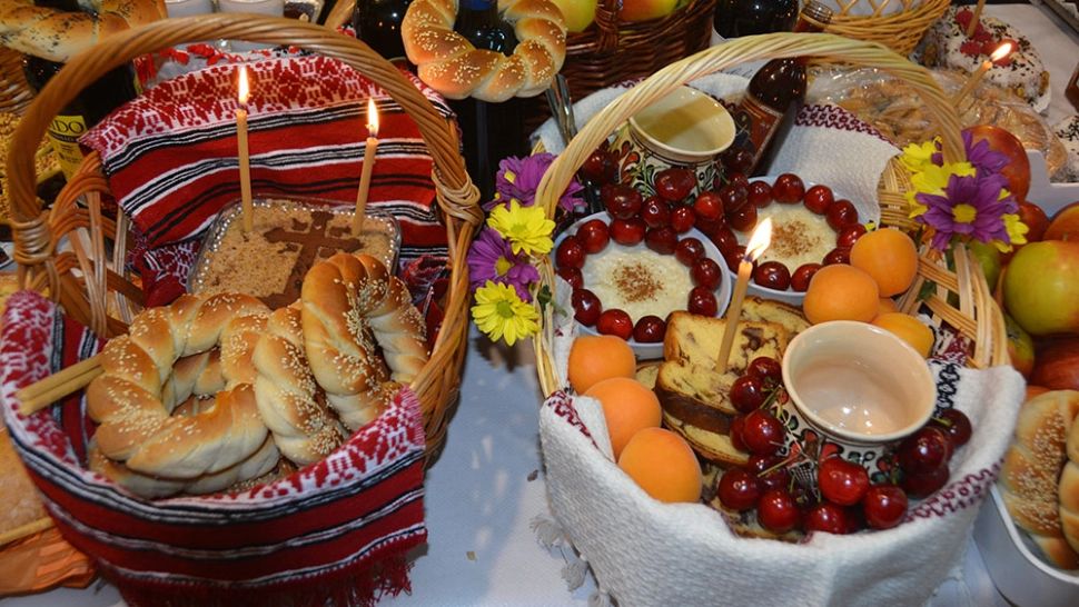 Moșii de vară 2022. Ce NU ai voie să dai de pomană de Sâmbăta Morților. Multă lume nu știe asta