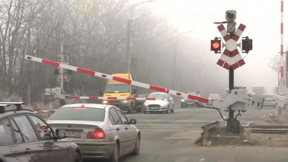 Un semafor CFR de pe DN 7 a blocat traficul rutier fără să treacă niciun tren. Reacția CFR