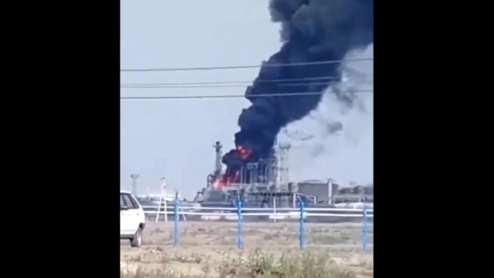 Incendiu la o rafinărie de petrol din Rusia, după ce a fost lovită de o dronă - VIDEO