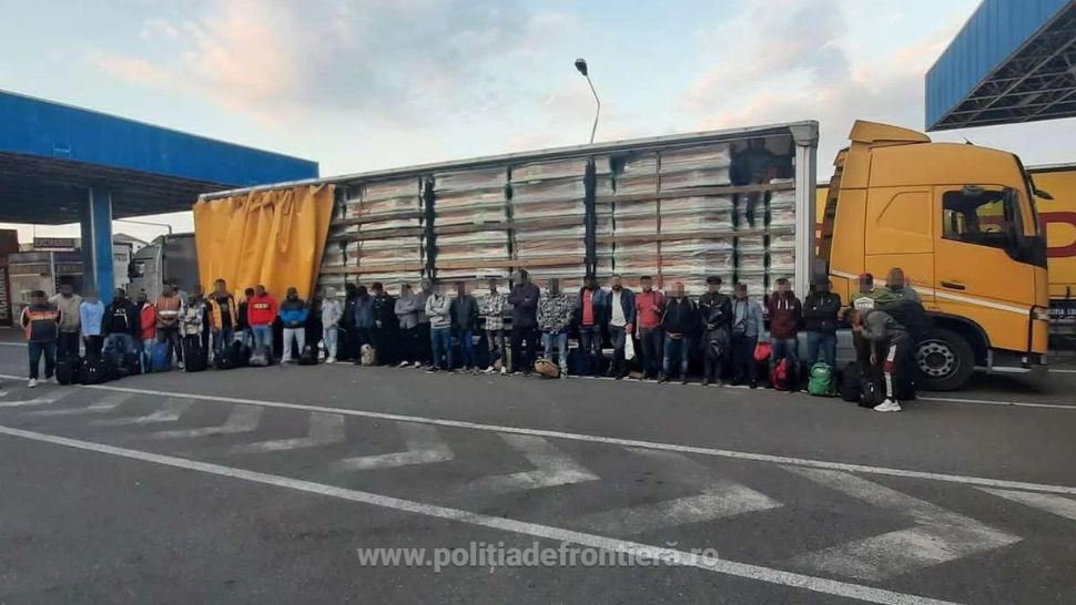 Zeci de migranți ascunși printre sicrie, prinși în timp ce încercau să iasă ilegal din România - FOTO