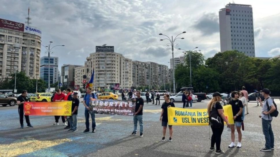Protest în Piața Victoriei. Oamenii au ieșit în stradă împotriva legilor securității naționale