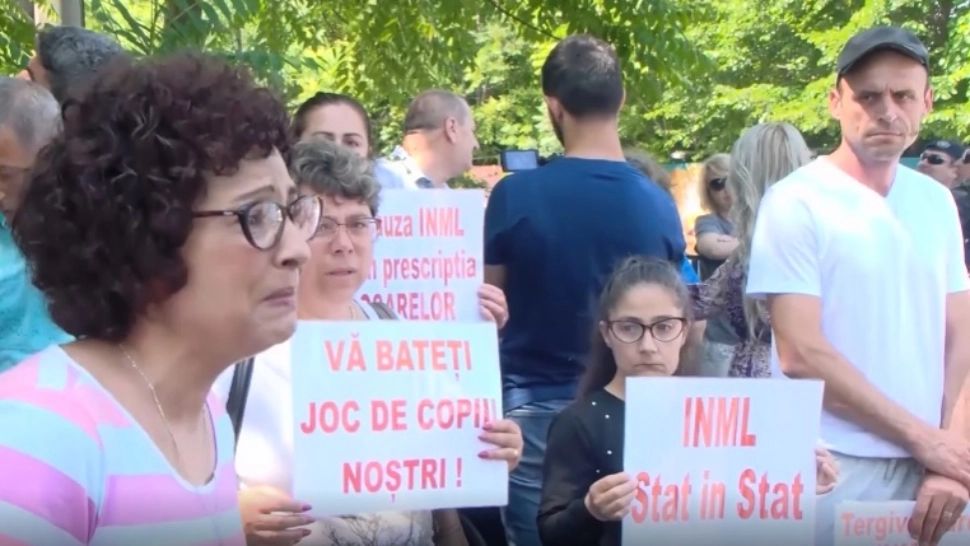 Protest de amploare la INML. Copii nenorociți de medici - părinții își strigă disperarea