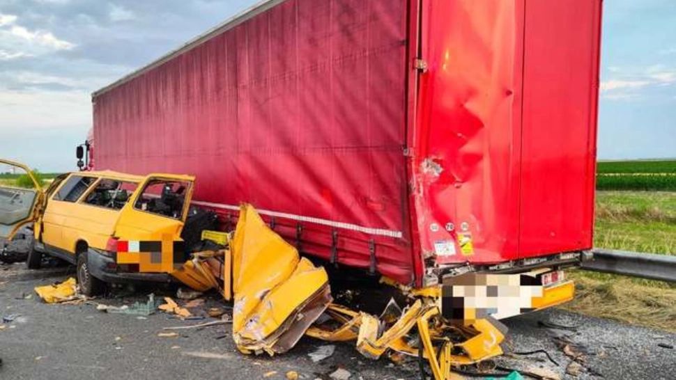 Un microbuz a intrat într-un TIR aflat pe banda de urgență, pe autostrada Nădlac-Deva - FOTO
