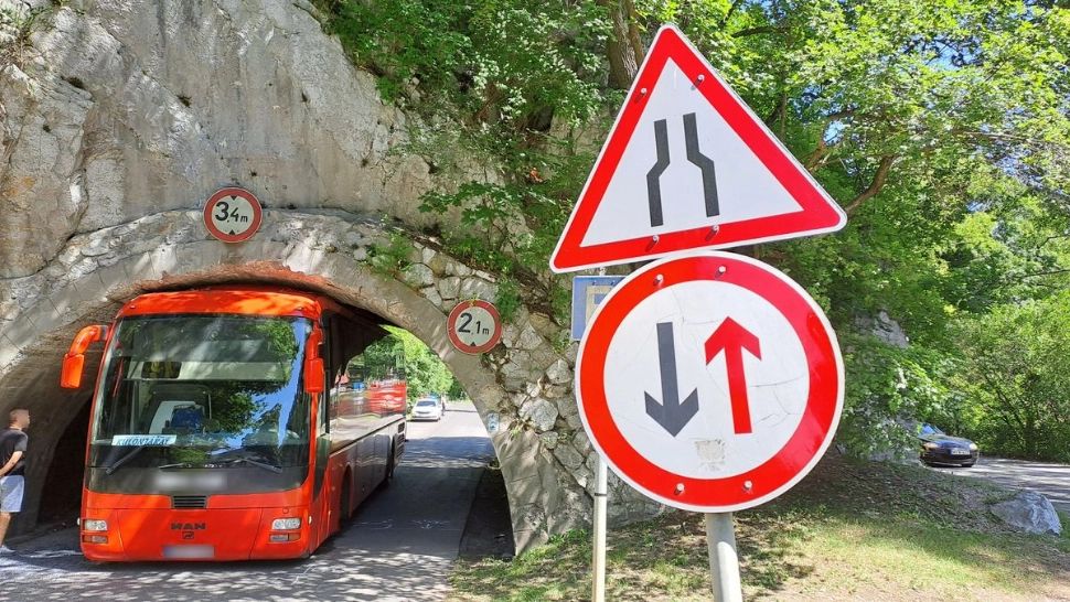 Un autocar plin cu turiști a rămas blocat într-un tunel. 2 pasageri răniți - VIDEO+FOTO