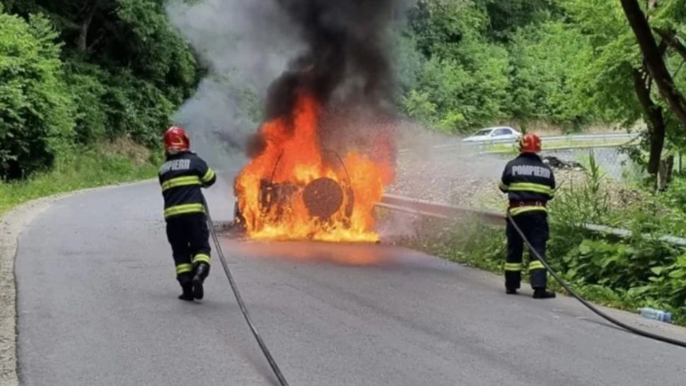 Incendiu violent pe o stradă din Sibiu. Mașină distrusă complet după ce a luat foc în mers - FOTO