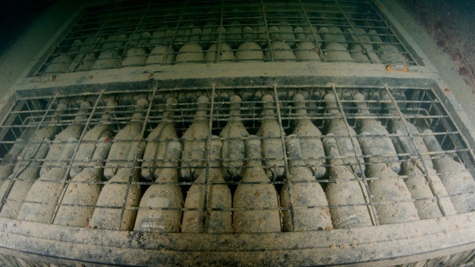 Cramă subacvatică în nordul Spaniei. Peste 25.000 de sticle de vin, puse la păstrare pe fundul mării - FOTO