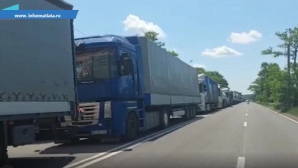 Cozi INFERNALE, de peste 20 de km, la Vama Siret: șoferii sunt DISPERAȚI pentru că au rămas fără apă și mâncare. Mărfurile perisabile, în PERICOL