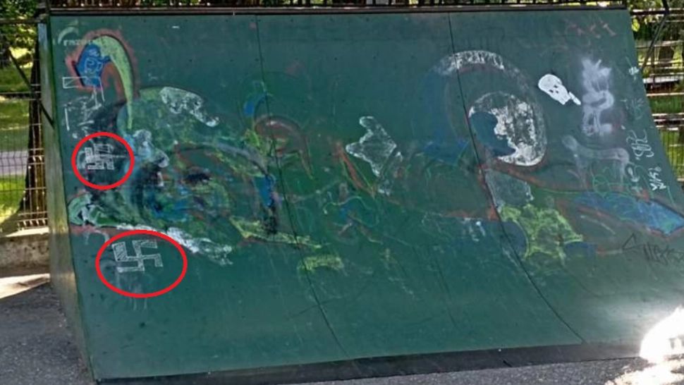Însemne NAZISTE, desenate într-un parc din Pitești! Poliția a deschis o ANCHETĂ