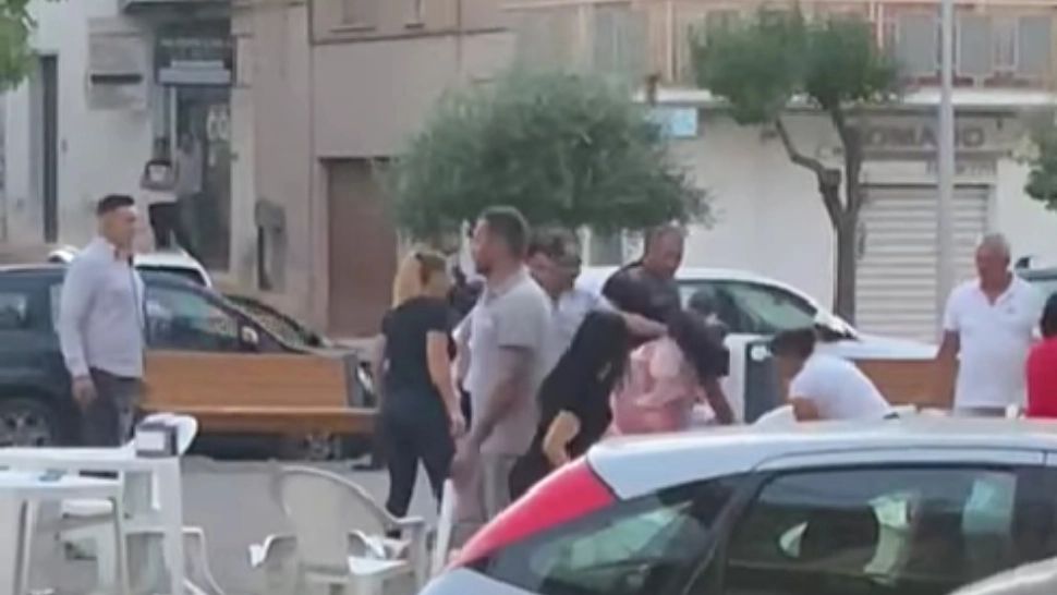 Bătaie cu răngi, bâte și scaune între români și bulgari, în sudul Italiei: 4 persoane, ARESTATE. De la ce a pornit SCANDALUL - VIDEO
