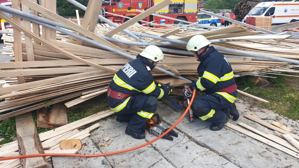 Incident grav în Prahova. 4 persoane au fost rănite, după ce au fost strivite de o schelă de lemn - VIDEO&FOTO