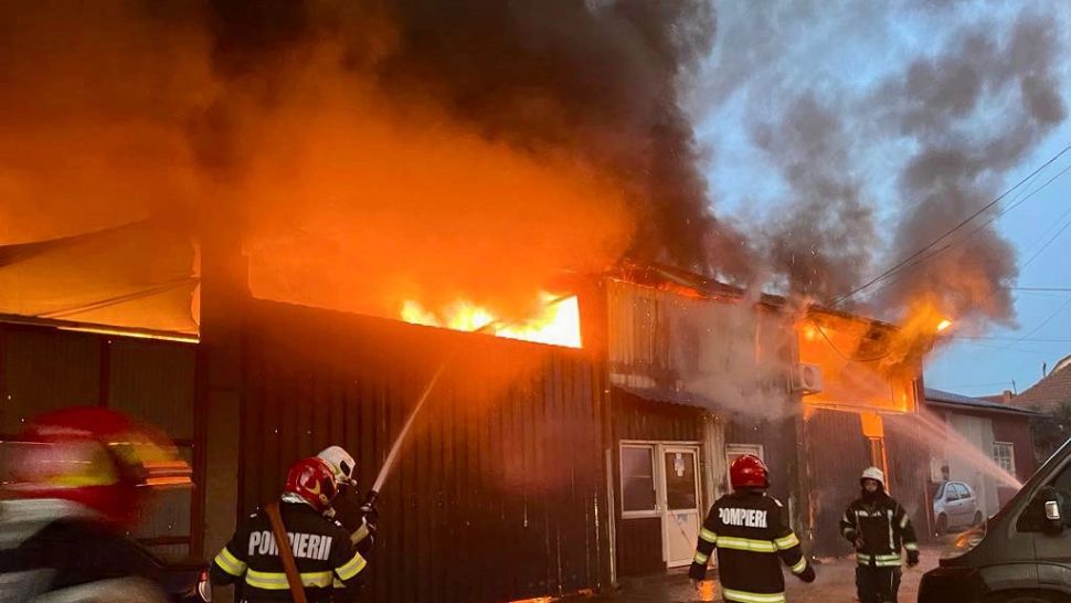 Incendiu violent în Sibiu. Flăcările au distrus o hală unde se reparau electrocasnice - VIDEO&FOTO