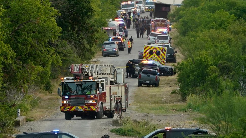 Zeci de imigranți morți, găsiți într-un camion din Texas. Supraviețuitorii erau "fierbinți la atingere" - VIDEO&FOTO