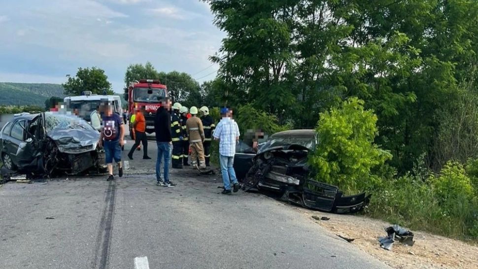 Accident cu 4 victime în județul Cluj! Una dintre maşini a ajuns în şanţ - FOTO