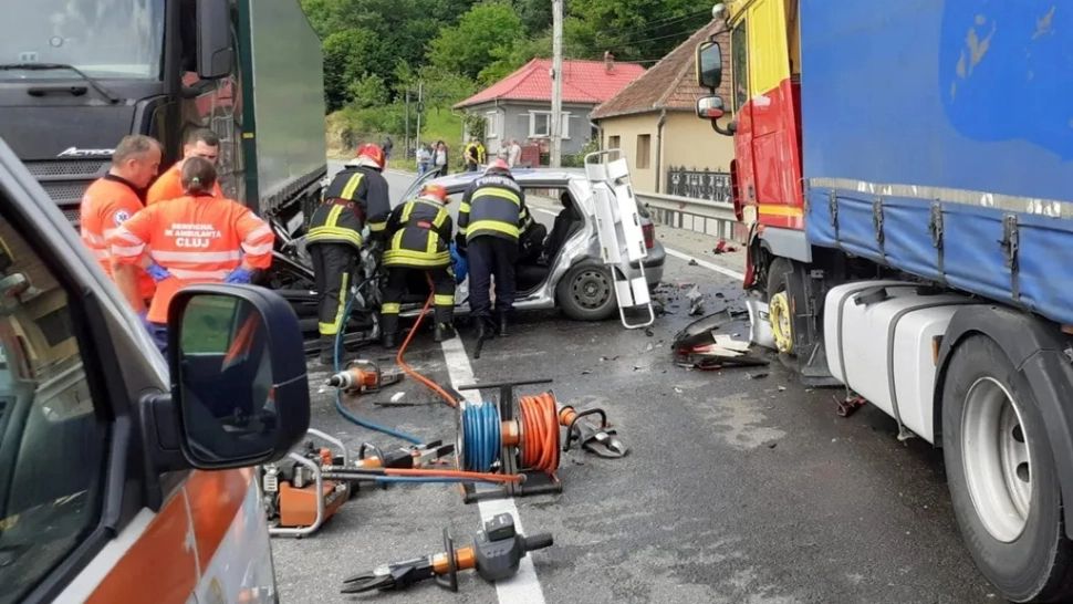 O femeie a murit după un accident teribil între 2 camioane, un microbuz, o utilitară și un autoturism