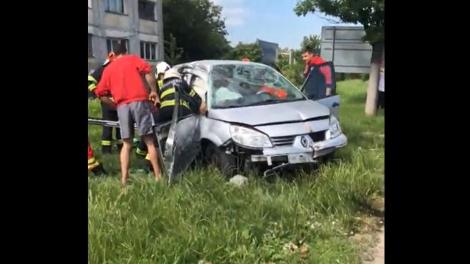 Accident auto grav provocat de o pisică: două persoane rănite, o mașină distrusă și un stâlp de electricitate dărâmat