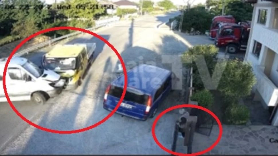 Impact frontal între două microbuze cu muncitori - tragedie evitată în ultima clipă. VIDEO