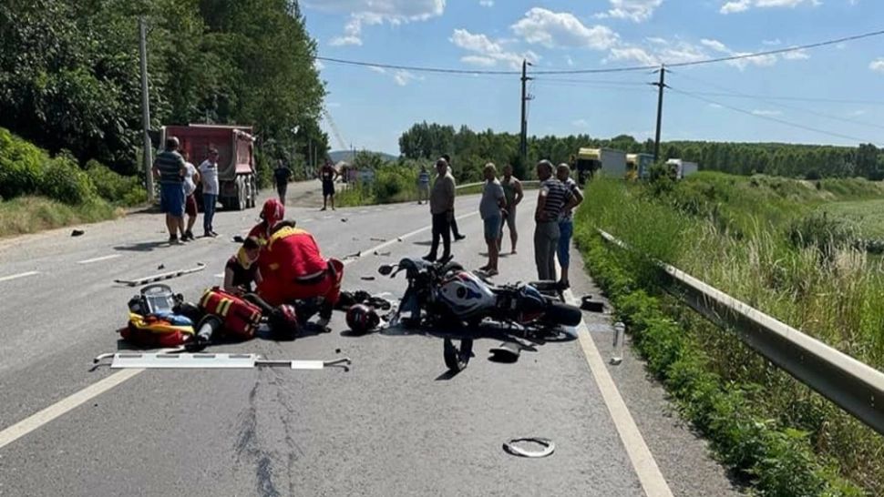 Motocicletă spulberată de basculantă, în jud. Călărași: două victime - FOTO