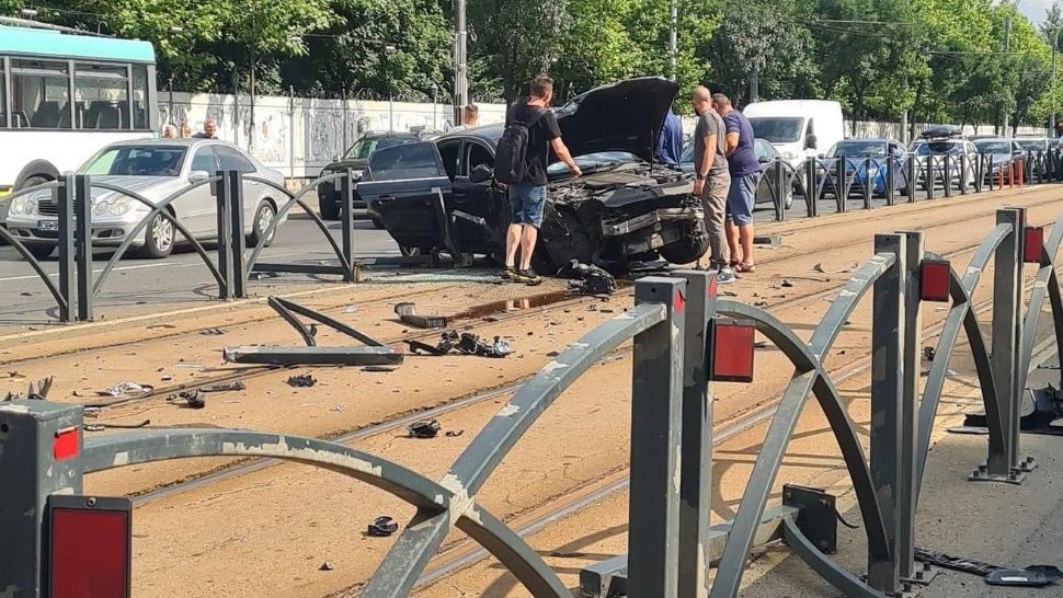 Accident rutier grav în Capitală - Două persoane au avut nevoie de îngrijiri medicale