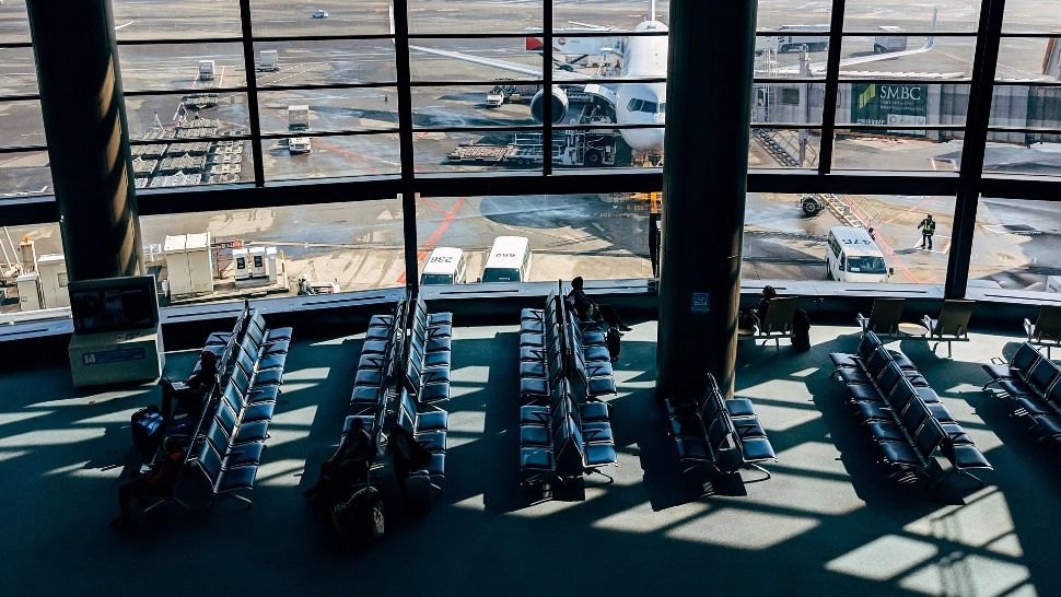 Un bărbat cu handicap, lăsat să moară în aeroport, după ce a nu a fost ajutat coboare din avion