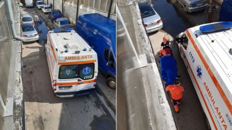 Pacient cărat pe jos cu targa, după ce ambulanța a rămas blocată din cauza mașinilor parcate în drum