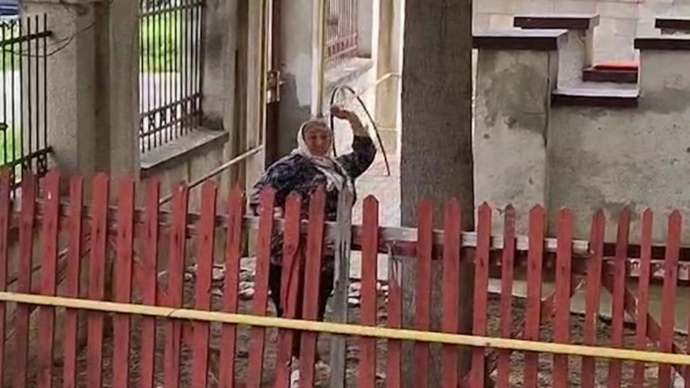 Voluntari care ajută refugiați din Ucraina, atacați cu pietre de o familie de romi, la Timișoara - VIDEO 