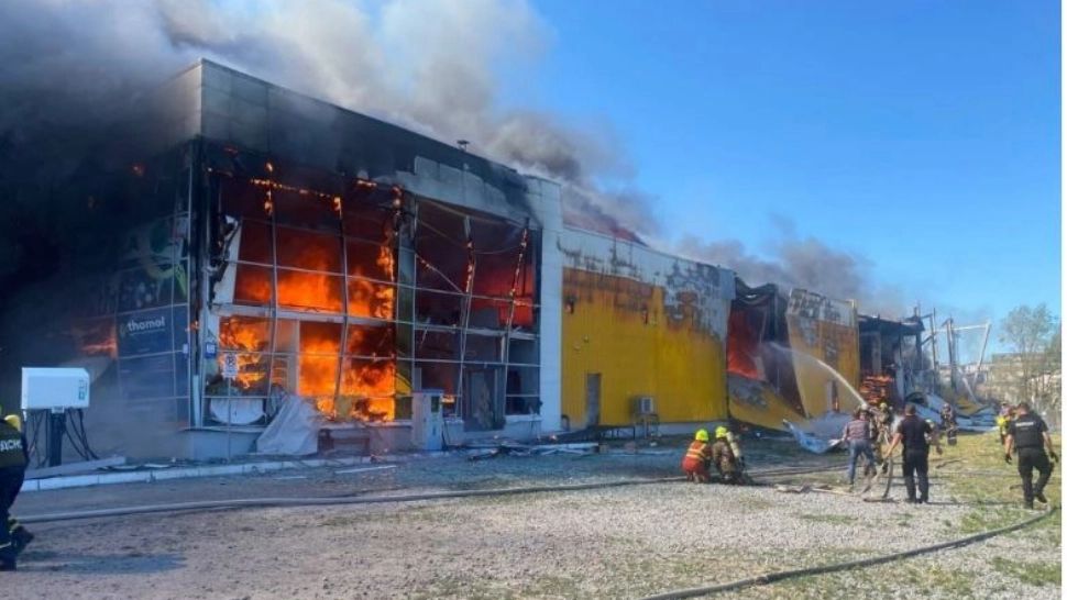 Război Ucraina. Atac nimicitor cu rachete al rușilor asupra unui centru comercial. Cel puţin 12 morţi şi 40 de răniţi. Reacția Kievului
