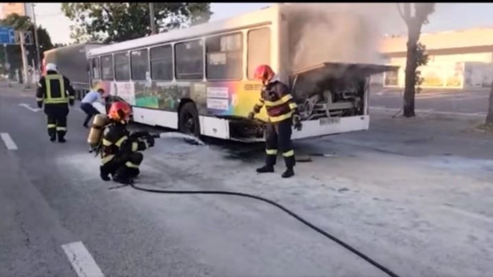 Un autobuz plin cu călători a luat foc în mers, în Oradea