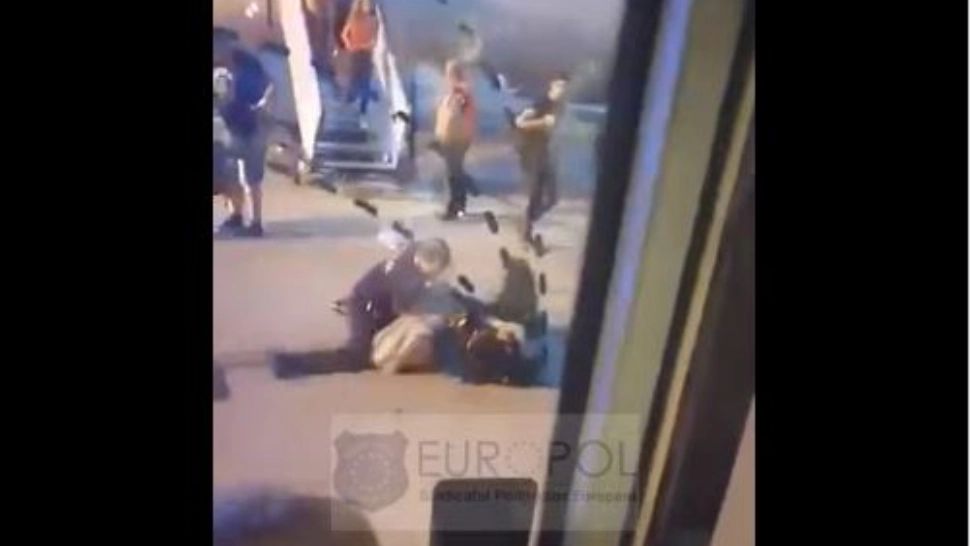 VIDEO |  Scandal MONSTRU în avion! Un bărbat, încătușat pe Aeroportul Henri Coandă
