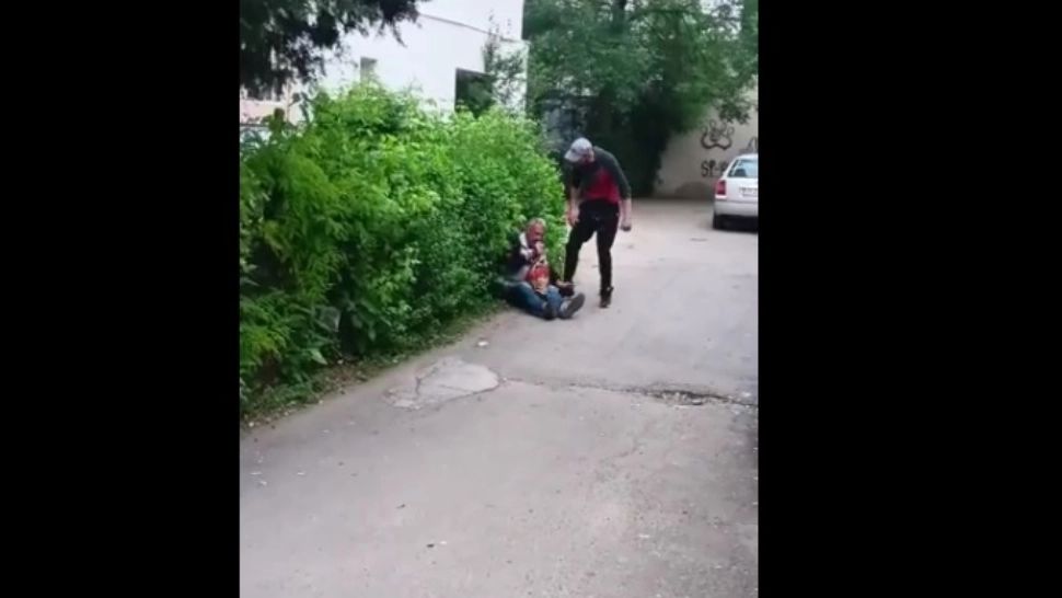 Bătrân bătut cu sălbăticie pe o stradă din Bârlad. Scena, filmată de fiul agresorului 
