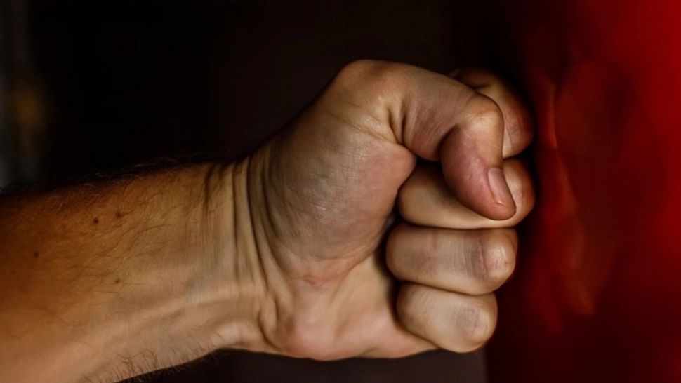 Tânăr, arestat preventiv după ce şi-a bătut, cu bâta, bunica - Avea ORDIN de protecție