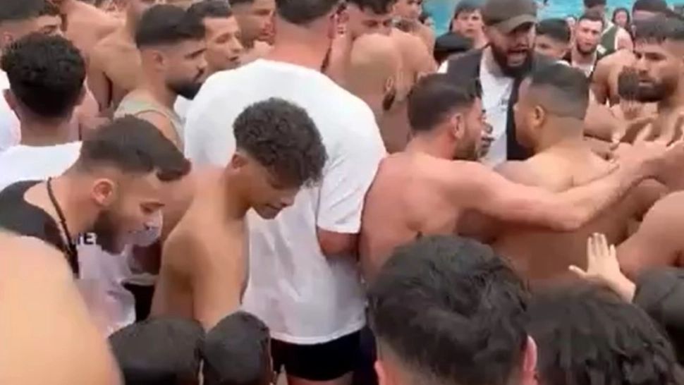 Bătaie cu sute de persoane la o piscină din Berlin. De la ce a pornit altercația - VIDEO
