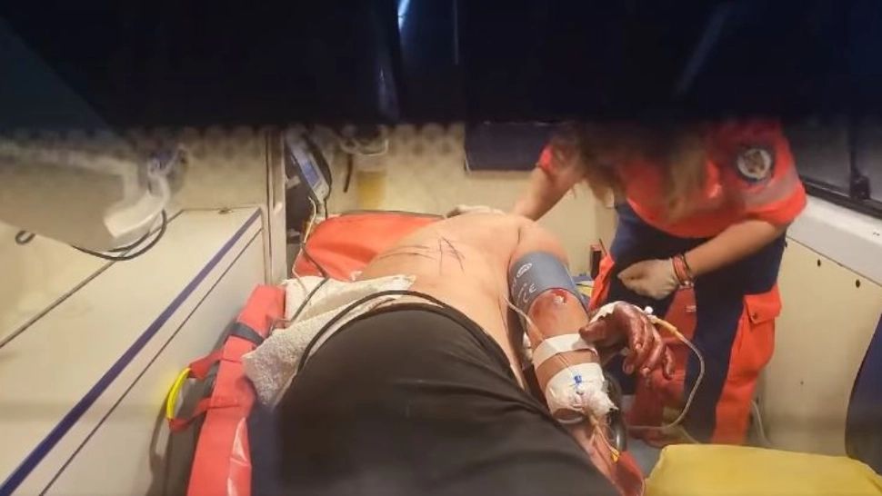 Scandal cu cuțite la o cârciună, localnicii sunt îngroziți - Patru bărbați au ajuns la spital - VIDEO