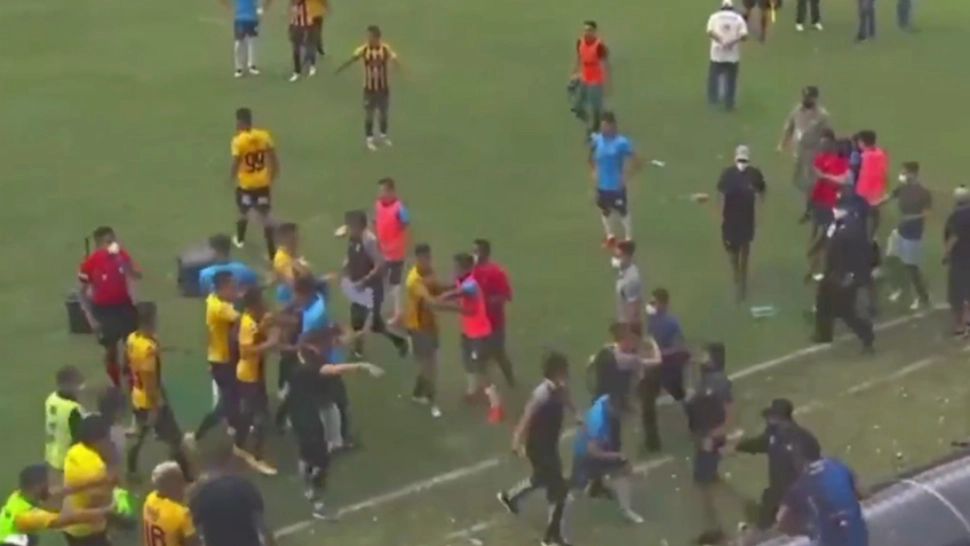 Un arbitru de fotbal a murit după ce a fost bătut pe teren pentru că acordase un cartonaș roșu – Tragedie fără margini în lumea sportului