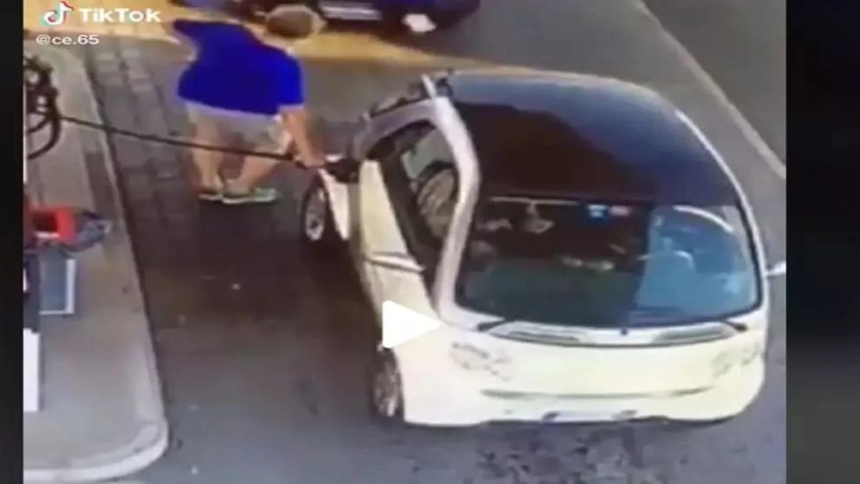 VIDEO – Punea liniștit benzină în mașina sa când ceva uluitor s-a întâmplat. Totul a fost surprins de camerele de filmat