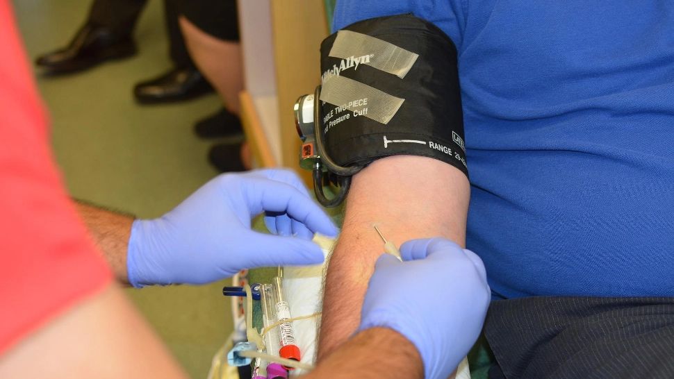 Tinerii donează sânge și primesc la schimb abonamente gratuite la Neversea. Cozi la centrele de transfuzie din țară