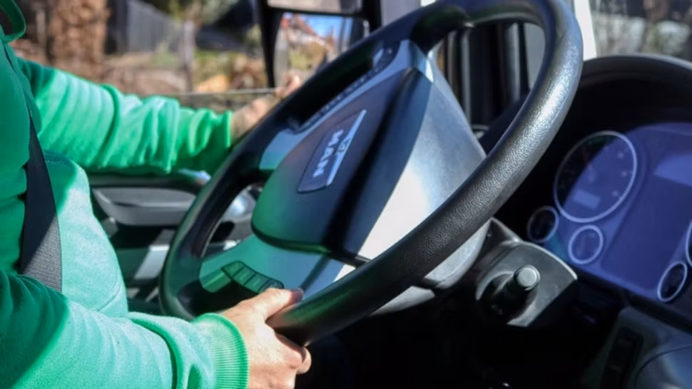 Șofer român de TIR, la un pas să-și piardă viața într-o parcare din Franța! Un migrant l-a înjunghiat în zona gâtului