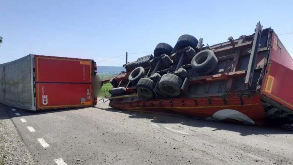 Accident grav în Suceava. Un camion înmatriculat în Ucraina s-a răsturnat – Trafic blocat – FOTO 