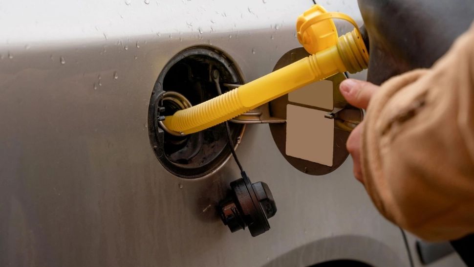 Sfaturi despre „cum să furi benzina”, în direct, la TV, la oră de audiență maximă - Cine a putut difuza așa ceva